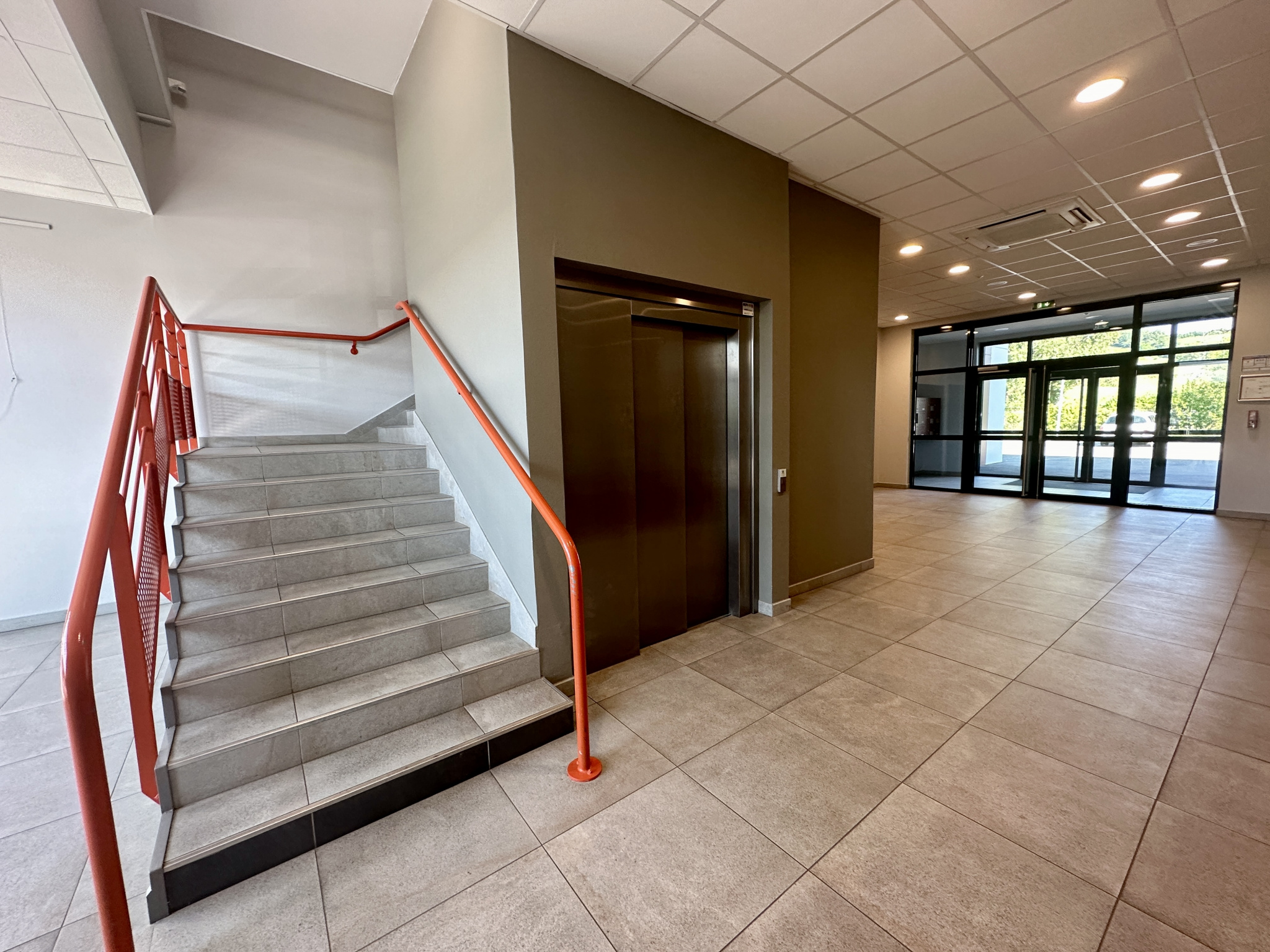 vente local-commercial DOUVAINE