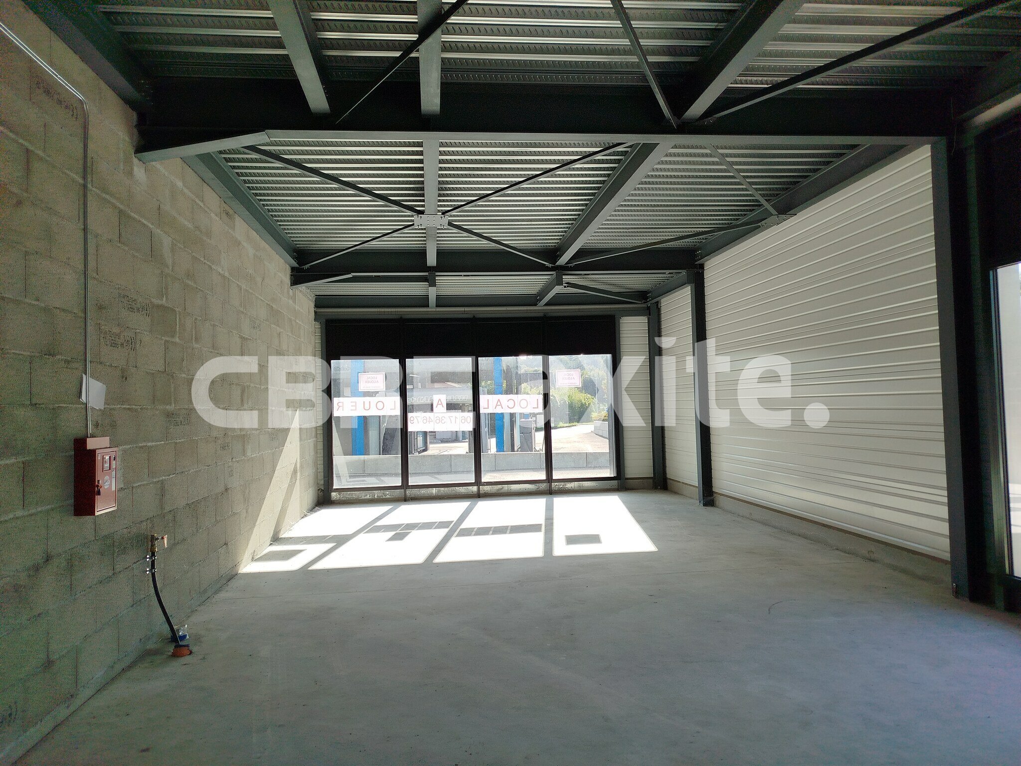 Local commercial  GROISY