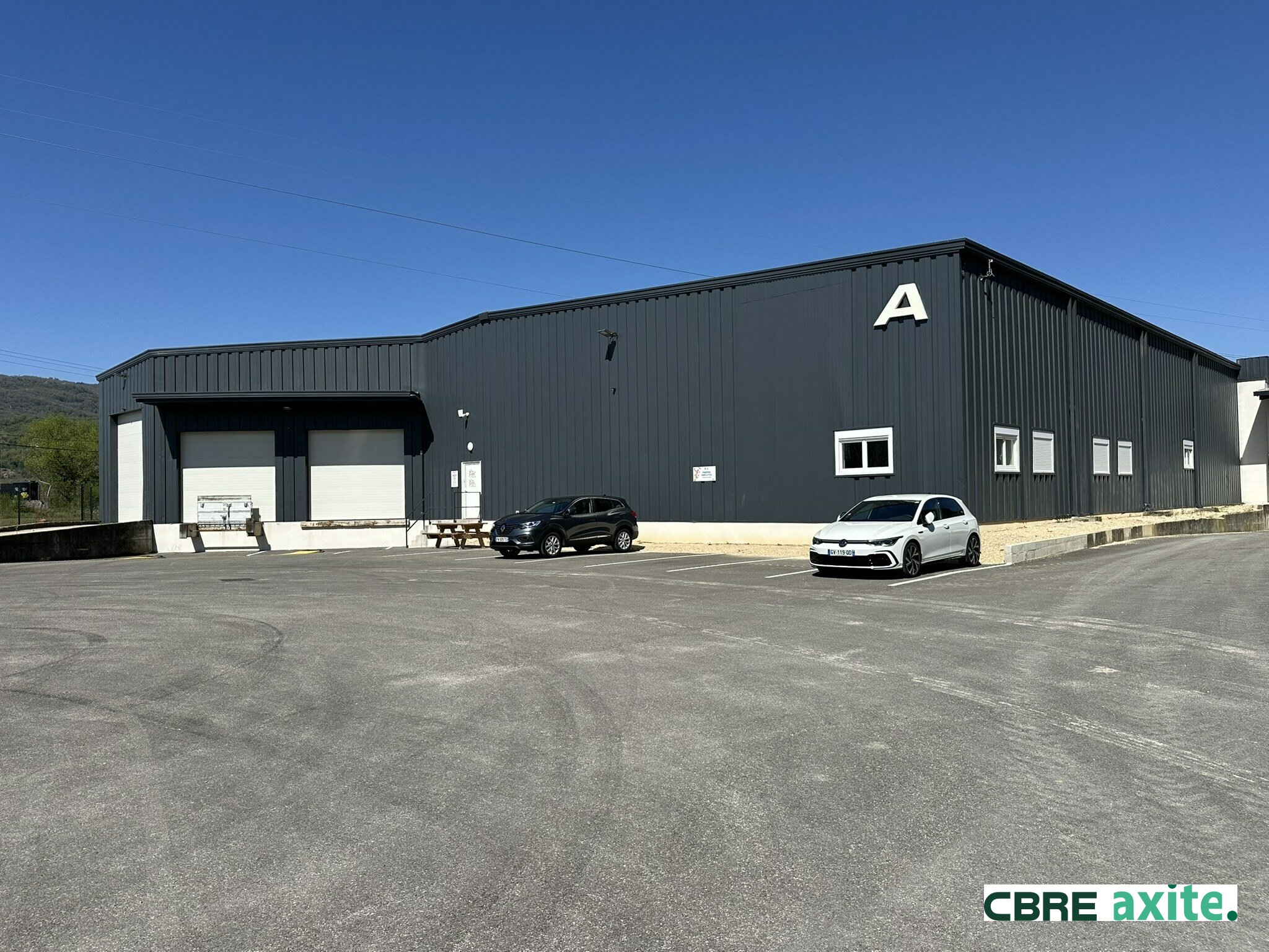 Local industriel  - 2600 m² CHAMPAGNEUX