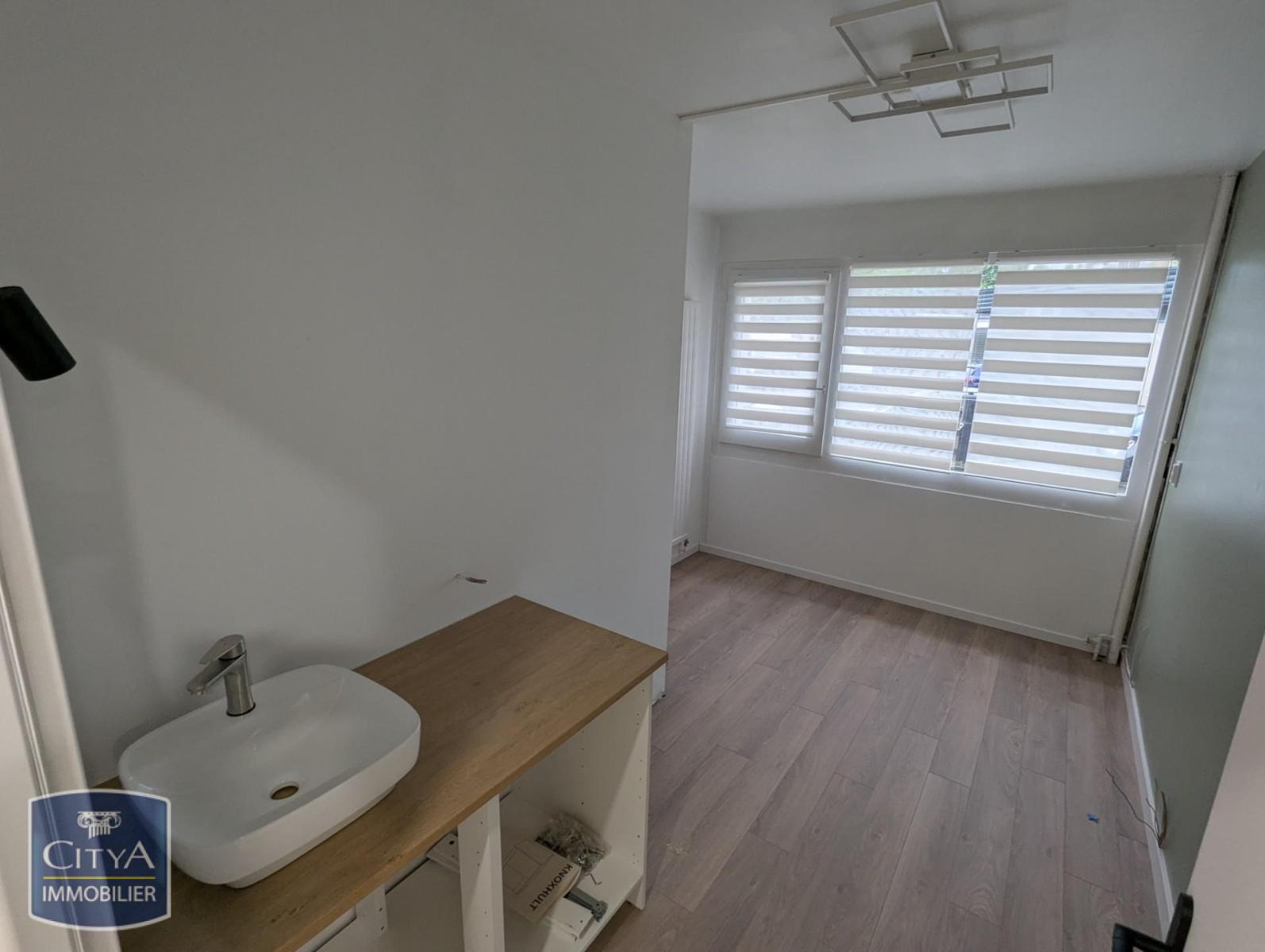 location local-professionnel COGNIN