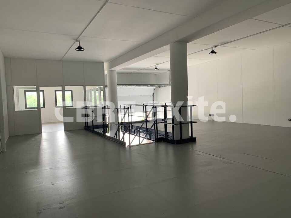 location local-industriel POISY