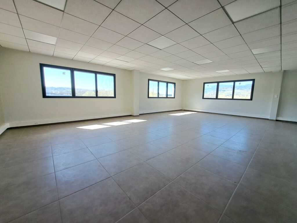 location local-commercial LA TOUR
